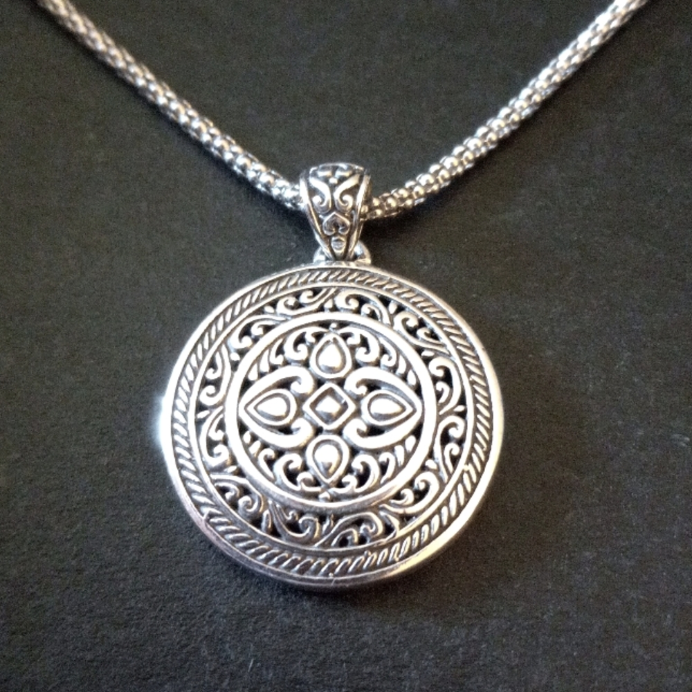Annikia witt pendent